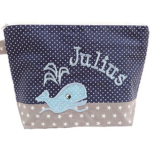 bestickte Tasche WAL + Name marine - grau Wickeltasche Kulturbeutel Windeltasche Kulturtasche Waschtasche 20 Schriftarten Kosmetiktasche