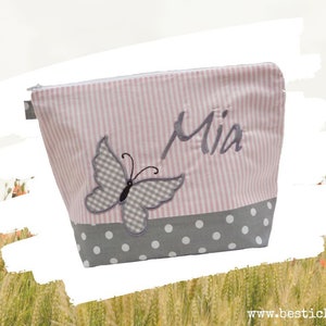 bestickte Tasche SCHMETTERLING + Name grau – rosa Wickeltasche Kulturbeutel Windeltasche Kulturtasche Waschtasche 20 Schriften Kosmetiktasch