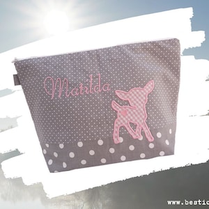 bestickte Tasche REH + Name //grau//  Wickeltasche Kulturbeutel Windeltasche Kulturtasche Waschtasche 20 Schriftarten Geschenk