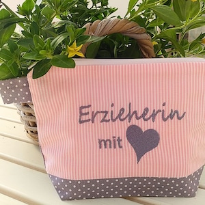 bestickte Tasche ERZIEHERIN mit HERZ //rosa - grau// Kosmetiktasche Kulturtasche Schminktasche Makeup-Bag Statement Kompliment Geschenk (41)