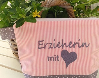 geborduurde tas EDUCATOR met HART // roze - grijs // make-up tas toilettas make-up tas statement compliment cadeau (41)