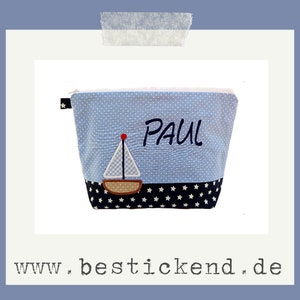 bestickte Tasche SEGELBOOT NAME hellblau marine Wickeltasche Kulturbeutel Windeltasche Kulturtasche Waschtasche 20 Schriften Geschenk Bild 6