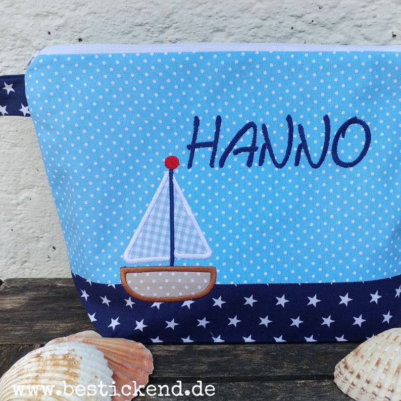 bestickte Tasche SEGELBOOT NAME hellblau marine Wickeltasche Kulturbeutel Windeltasche Kulturtasche Waschtasche 20 Schriften Geschenk Bild 9