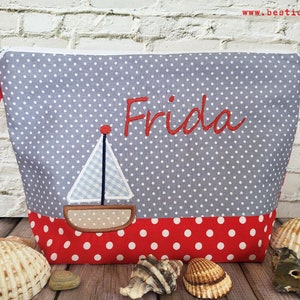 bestickte Tasche SEGELBOOT + Name rot - grau Wickeltasche Kulturbeutel Windeltasche Kulturtasche Waschtasche 20 Schriftarten Kosmetiktasche