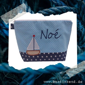 bestickte Tasche SEGELBOOT NAME hellblau marine Wickeltasche Kulturbeutel Windeltasche Kulturtasche Waschtasche 20 Schriften Geschenk Bild 8