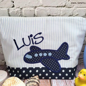 bestickte Tasche FLUGZEUG + Name //hellblau - marine//   Wickeltasche Kulturbeutel Windeltasche Kulturtasche  20 Schriftarten Kosmetiktasche