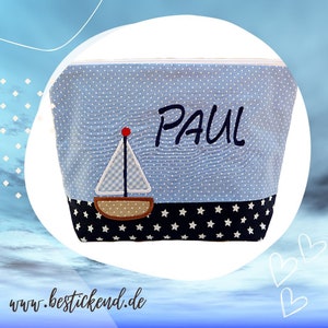 bestickte Tasche SEGELBOOT NAME hellblau marine Wickeltasche Kulturbeutel Windeltasche Kulturtasche Waschtasche 20 Schriften Geschenk Bild 7