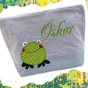 bestickte Tasche FROSCH + Name //grau// Wickeltasche Kulturbeutel Windeltasche Kulturtasche Waschtasche 20 Schriften Kosmetiktasche
