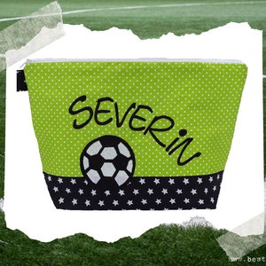 bestickte Tasche FUSSBALL + Name schwarz - grün Wickeltasche Kulturbeutel Windeltasche Kulturtasche Waschtasche 20 Schriften Kosmetiktasche
