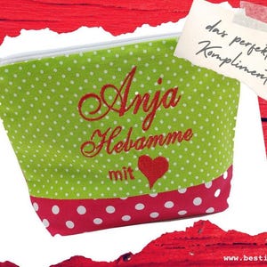 bestickte Tasche HEBAMME mit HERZ + NAME //rot - grün// Kosmetikasche Schminktasche Kulturtasche Reisetasche Makeup-Bag 20 Schriften