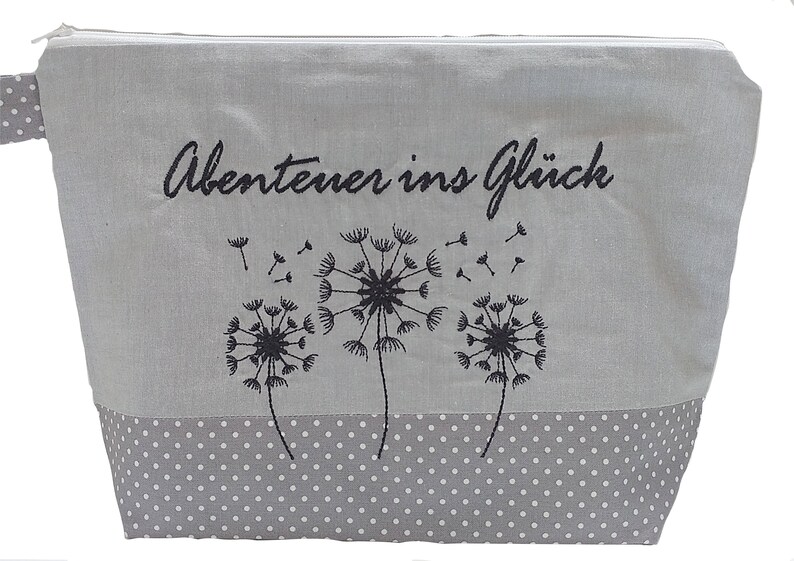 bestickte Tasche PUSTEBLUME Name grau Wickeltasche Kulturbeutel Windeltasche Kulturtasche Waschtasche 20 Schriftarten Geschenk Bild 3