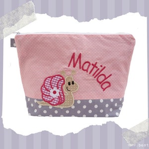 bestickte Tasche SCHNECKE + NAME   //rosa - grau//  Wickeltasche Kulturbeutel Windeltasche Kulturtasche Waschtasche 20 Schriftarten Geschenk