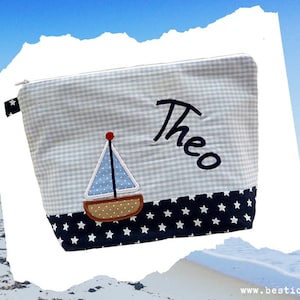 bestickte Tasche SEGELBOOT + Name marine - hellblau Wickeltasche Kulturbeutel Windeltasche Kulturtasche Waschtasche 20 Schriftarten Geschenk
