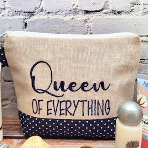 bestickte Tasche QUEEN of EVERYTHING marine - natur Kosmetiktasche Kulturtasche Schminktasche Makeup-Bag Statement Kompliment Geschenk (02)
