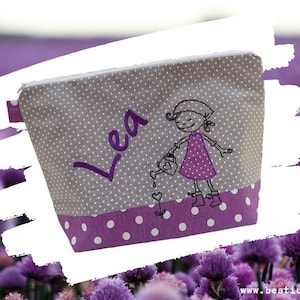 bestickte Tasche GÄRTNERIN + Name /grau - flieder/  Wickeltasche Kulturbeutel Windeltasche Kulturtasche Waschtasche 20 Schriftarten Geschenk