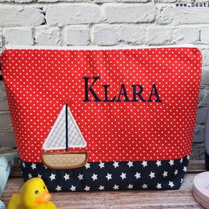 bestickte Tasche SEGELBOOT + Name  //marine – rot//  Wickeltasche Kulturbeutel Windeltasche Kulturtasche Waschtasche 20 Schriften