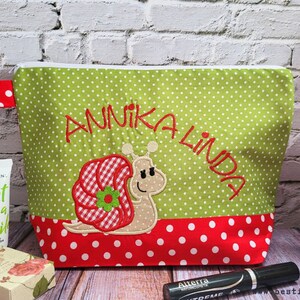 bestickte Tasche SCHNECKE + Name  //rot - grün//  Wickeltasche Kulturbeutel Kulturtasche Waschtasche Windeltasche 20 Schriftarten Geschenk