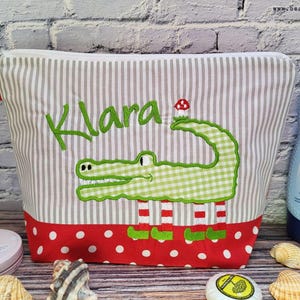 bestickte Tasche KROKODIL + Name  //rot - grün//  Wickeltasche Kulturbeutel Kulturtasche Waschtasche 20 Schriften Kosmetiktasche