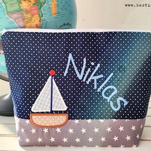 bestickte Tasche SEGELBOOT + Name marine - grau Wickeltasche Kulturbeutel Windeltasche Kulturtasche Waschtasche 20 Schriften Kosmetiktasche