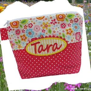 bestickte Tasche BUTTON + NAME //rot - bunt// Kosmetikasche Schminktasche Kulturtasche Reisetasche Makeup-Bag 20 Schriften Geschenk