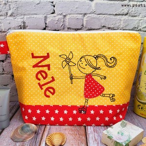 bestickte Tasche ROLLSCHUHE + Name //gelb-rot// Wickeltasche Kulturbeutel Windeltasche Kulturtasche Waschtasche 20 Schriften Kosmetiktasche