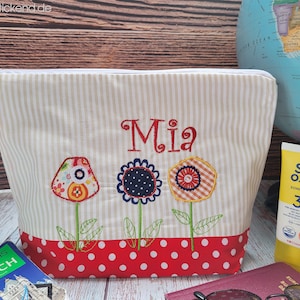 bestickte Tasche BLUMENWIESE + Name  //rot - natur//  Wickeltasche Kulturbeutel Windeltasche Kulturtasche Waschtasche 20 Schriften