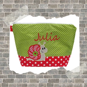 bestickte Tasche SCHNECKE + NAME  //rot - grün// Wickeltasche Kulturbeutel Windeltasche Kulturtasche Waschtasche 20 Schriften Kosmetiktasche