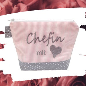 bestickte Tasche CHEFIN mit HERZ rosa - grau Kosmetiktasche Kulturtasche Schminktasche Makeup-Bag Statement Kompliment Geschenk (41)