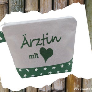 bestickte Tasche ÄRZTIN mit HERZ  //tanne - grau//  Kosmetiktasche Kulturtasche Schminktasche Makeup-Bag Statement Kompliment Geschenk (47)