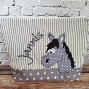 bestickte Tasche PFERD + Name  //grau//  Wickeltasche Kulturbeutel Windeltasche Kulturtasche Waschtasche 20 Schriften Kosmetiktasche