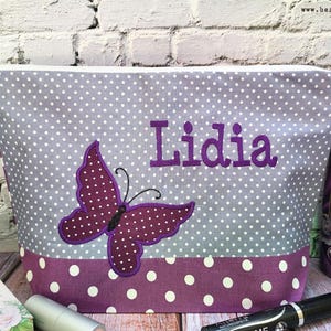 bestickte Tasche SCHMETTERLING + Name grau – lila Wickeltasche Kulturbeutel Windeltasche Kulturtasche Waschtasche 20 Schriften Kosmetiktasch