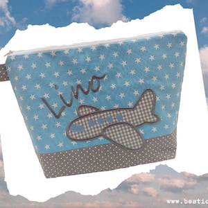 bestickte Tasche FLUGZEUG + Name  //hellblau – grau//  Wickeltasche Kulturbeutel Windeltasche Kulturtasche Waschtasche 20 Schriften Reise