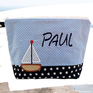 bestickte Tasche SEGELBOOT + NAME *hellblau - marine* Wickeltasche Kulturbeutel Windeltasche Kulturtasche Waschtasche  20 Schriften Geschenk