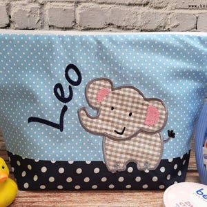 bestickte Tasche ELEFANT + Name  //hellblau - marine//  Wickeltasche Kulturbeutel Windeltasche Kulturtasche Waschtasche 20 Schriften