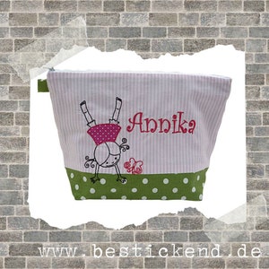 bestickte Tasche HANDSTAND Name //grün natur// Wickeltasche Kulturbeutel Windeltasche Kulturtasche Waschtasche 20 Schriften Bild 5