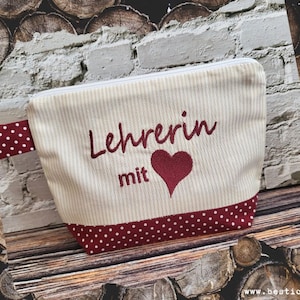 bestickte Tasche LEHRERIN mit HERZ //bordeaux - natur//   Kosmetiktasche Kulturtasche Schminktasche Makeup-Bag  Kompliment Geschenk (43)