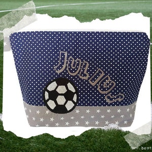 bestickte Tasche FUSSBALL + Name /marine - grau/ Wickeltasche Kulturbeutel Windeltasche Kulturtasche Waschtasche 20 Schriften Kosmetiktasche