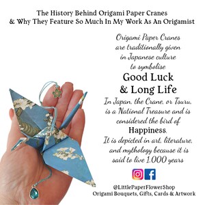 K&ouml;nnte beinhalten: Ein blauer Origami-Papierkranich mit wei&szlig;en Blumenakzenten, gehalten in einer Hand. Das Bild enth&auml;lt Text &uuml;ber die Geschichte und Symbolik von Origami-Kranichen in der japanischen Kultur, einschlie&szlig;lich der S&auml;tze "Viel Gl&uuml;ck & langes Leben."