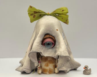 Handgemaakte, unieke Halloween Cyclops kunstpop in spookkostuum, eenogig verzamelmonster speelgoed
