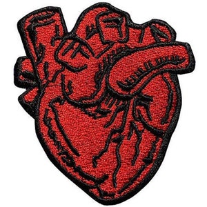 Può includere: Toppa ricamata a forma di cuore rosso con contorno nero. Il cuore è dettagliato con caratteristiche anatomiche.