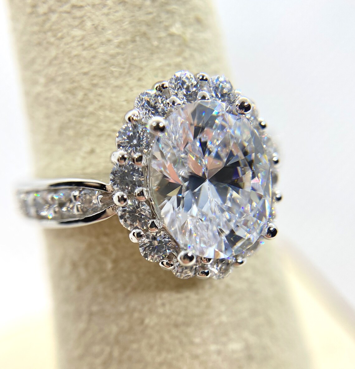 Anillo de compromiso con halo de zirconia cúbica de corte | Etsy