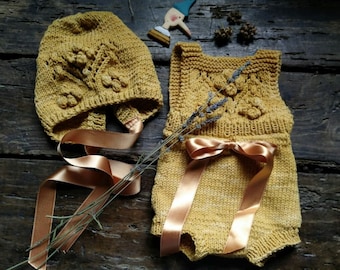 Knitted romper and bonnet set 100% merino wool hand dyed with plants, satin ribbons and wooden buttons. Gender neutral baby onesie and hat