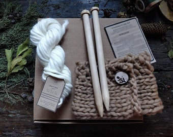 Kit gigantische ijzers en maxi wol voor gebreide nekwarmers. Houten naalden 18 mm, merino hank geverfd met planten, pyrografische knop, patroon
