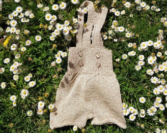 Unisex zomerse koersbroek voor kinderen van 3-6 maanden. Baby bib shorts 100% ecru katoen Gebreide shorts met houten knopen