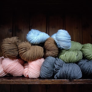 Könnte beinhalten: Rustikales Holzschild mit dem Text "Welcome to our home" in weißer Schrift. Das Schild hat eine Used-Optik und ein schlichtes, einladendes Design, ideal für die Eingangsbereichsdekoration.