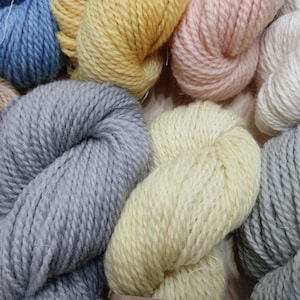 Lana e alpaca tinta a mano con erbe, matasse di filato fine per maglioni e scialli lace, gomitoli morbidi per maglieria ai ferri e uncinetto