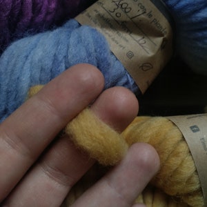 Superdikke wol voor gigantische naalden, superzacht, dik garen voor oversized truien, natuurlijk handverven. Maxistrengen in felle kleuren afbeelding 9