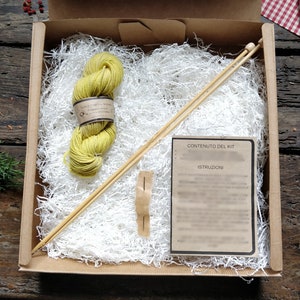 Kit d'aiguilles en laine et en bois pour réaliser une bande avec des feuilles. Ensemble complet de fils et matériel de tricot avec patron écrit Full KIT Completo