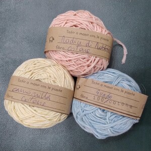 Coton brillant pour tricots d'été et couvertures bébé aux couleurs pastel teintées avec des plantes. Boules de printemps jaunes, turquoises et roses