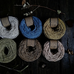 Filato di seta bourette grezza colori vivaci tinti naturalmente con le erbe. Fibra ecologica morbida per capi estivi a maglia effetto tweed